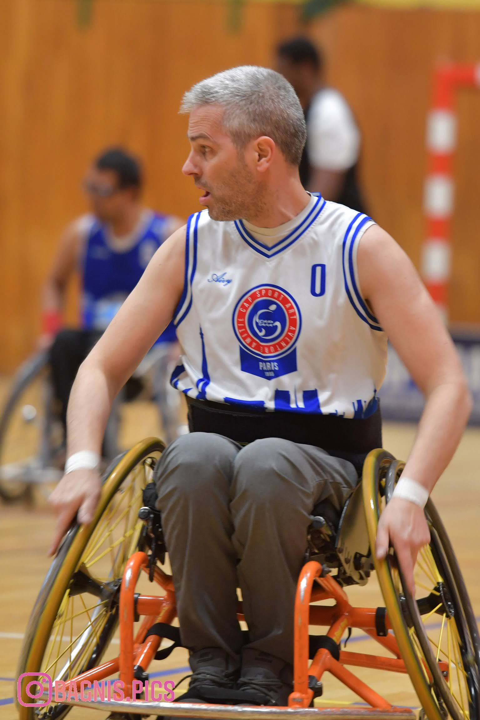 Maxime Jacottin jouant au basket en fauteuil roulant © Laurent_Bagnis