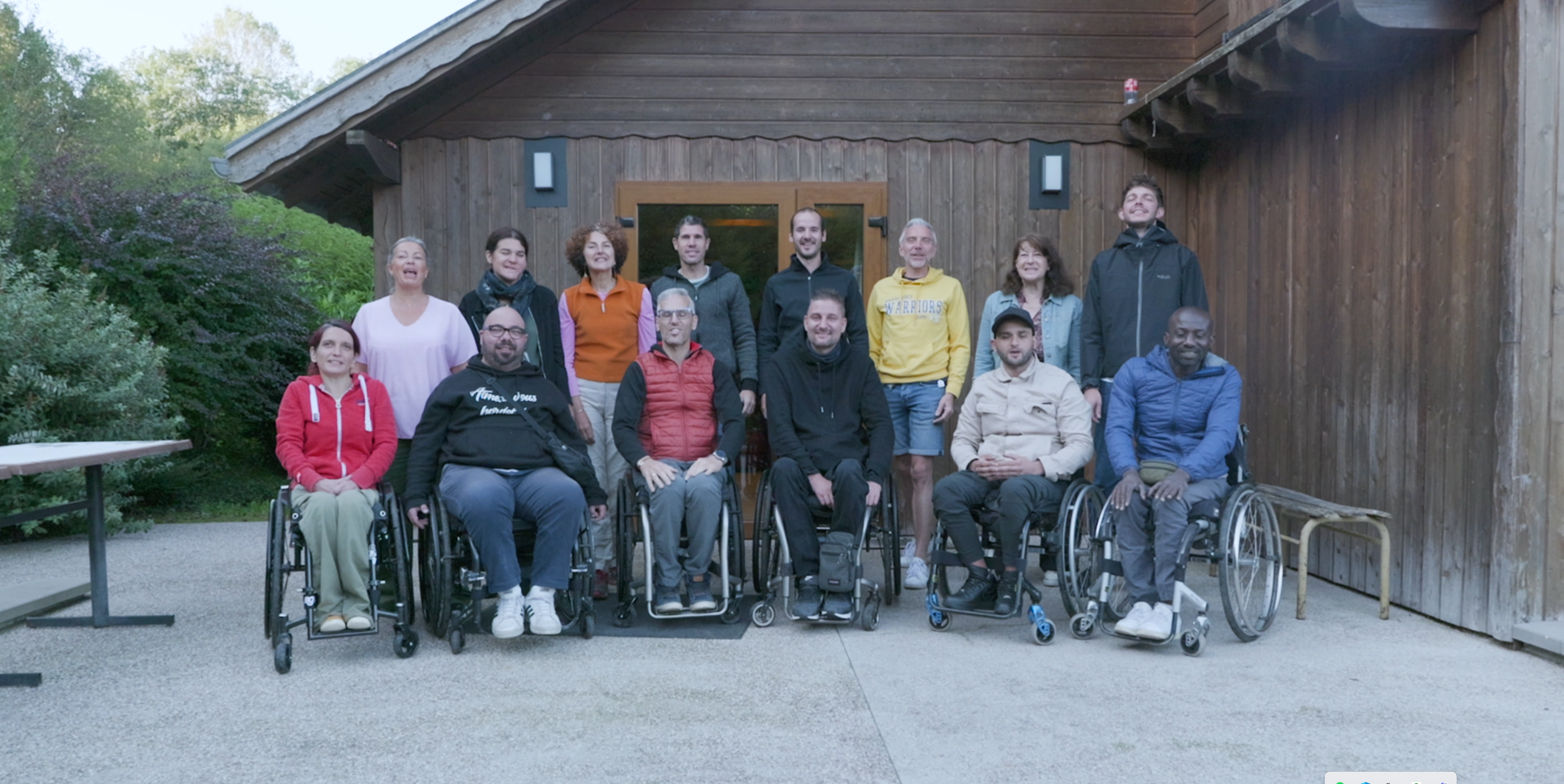 Maxime Jacottin au sein d'un groupe de participants à un séjour Comme les Autres